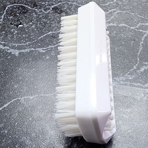 Amera hand and nail brush cleans nails. Suitable for home  and professional use - Picture 3 of 4